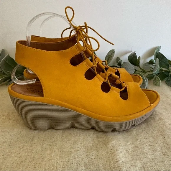 Clarks Artisan Clarene Grace lace up wedge heel in yellow women size 10 - Picture 2 of 10